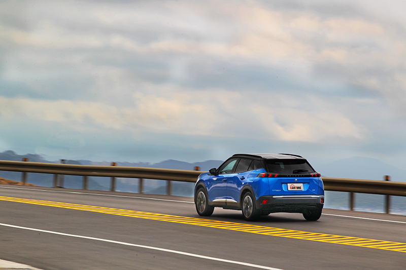 Peugeot e-2008作為短程通勤車使用不需太擔心里程焦慮的問題，有長途需求建議還是規劃補個電會安心的多