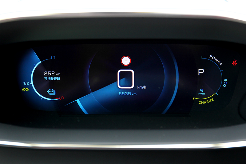 具備裸視3D技術的駕駛儀表是2008車系的一大賣點