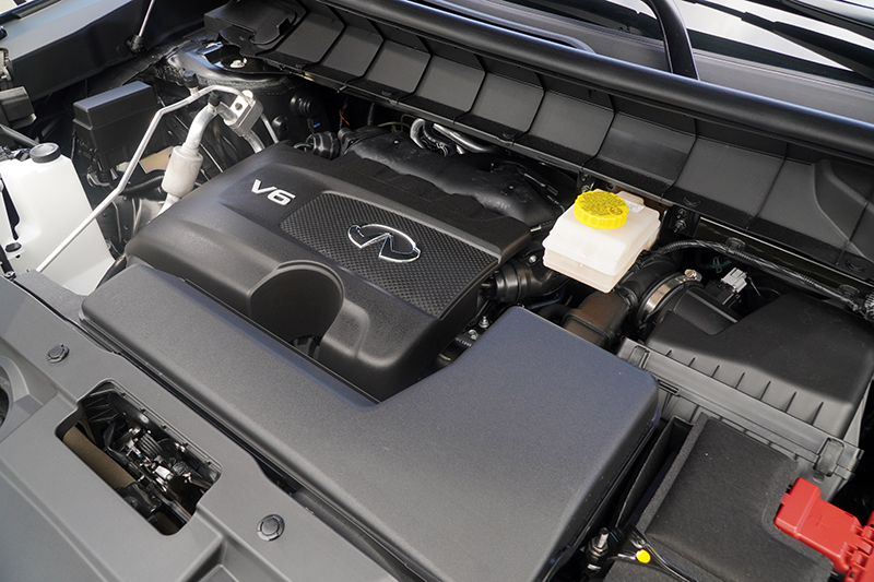 動力系統配置著名的VQ35DD自然進氣引擎,動力輸出線性順暢,非常適合此類注重舒適性的車款。