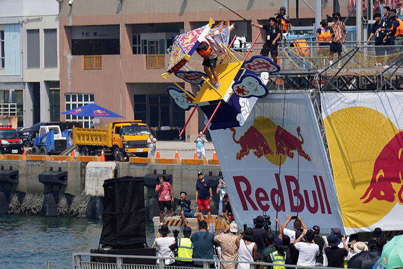 官方飛行器「飛天轎」更於現場與主持人美麗本人率先淨港衝海。