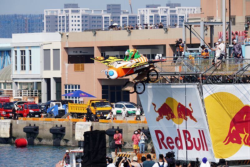 知名網紅團隊上班不要看及HowFun工作室也共襄盛舉,將電影巨獸摩斯拉化身飛行器,由老闆呱吉(邱威傑)駕駛飛行。