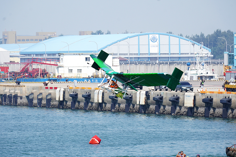 「老闆,一個控肉刈包不加香菜不加肥肉」以32.75公尺的超狂成績,獲得首屆台灣Red Bull飛行日的冠軍。