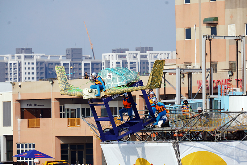 Red Bull飛行日第三名:藍洋不輸鬼 Ocean Winner的飛輪海龜。