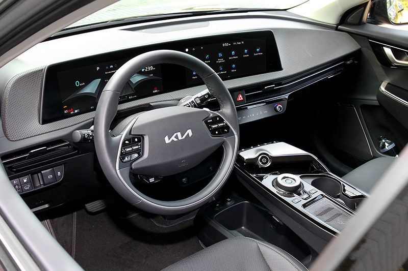 相較先前試駕的GT-Line車型，EV6 Air增程版配備LED頭燈、19吋輪圈與座艙Air專屬條紋。