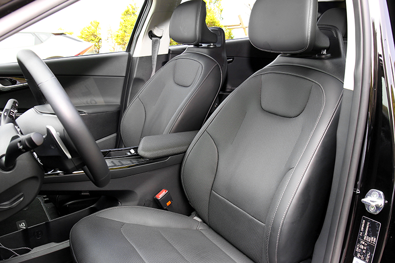 座椅採皮包覆。