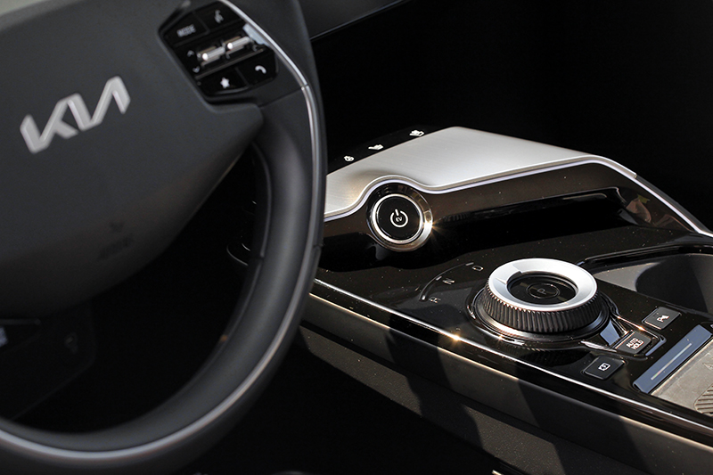 排檔採旋鈕式設計。