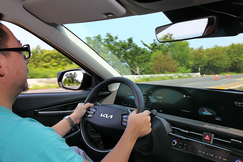 由於利用SCC及動能再生制動系統，因此多數都用手控制加減速。