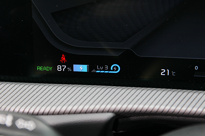 依路況調整動能再生制動力道，Max則能讓車輛減速至完全停止。