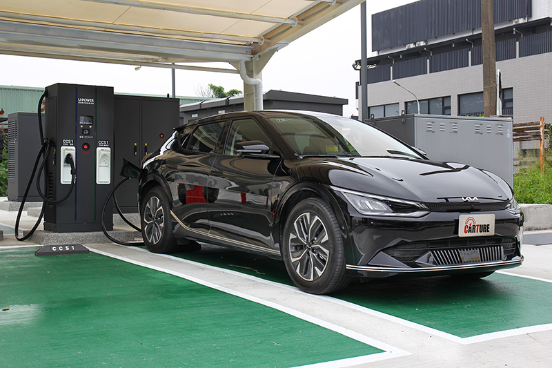 到達台南充電站可行駛里程剩101公里、電量17％。