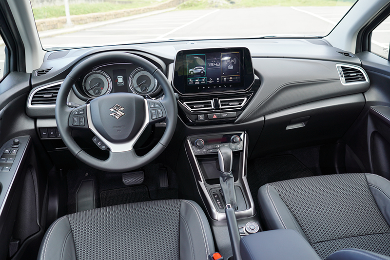 中控台在多了一到刀刃狀的切線後,不再像前代那樣單調,顯得更有層次。