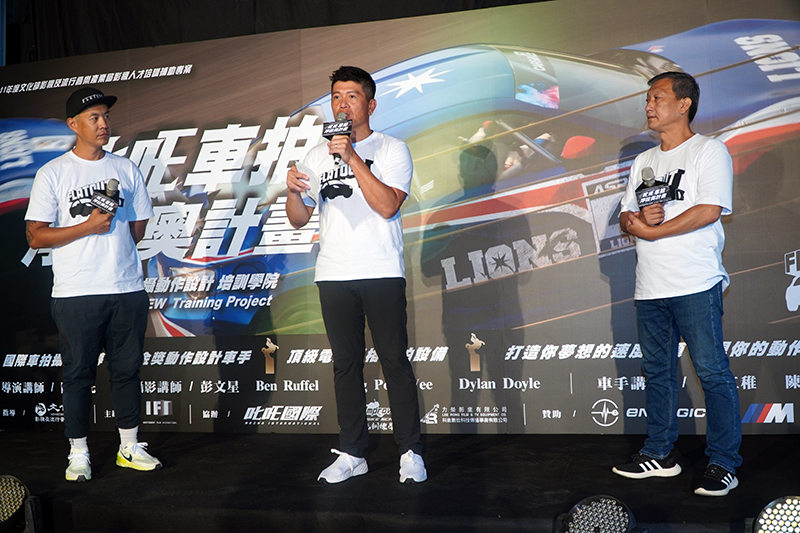 金馬得主馮仁稚〈中〉、陳文輝〈右〉，以及專業攝影師彭文星〈左〉在記者會中分享拍攝經驗。