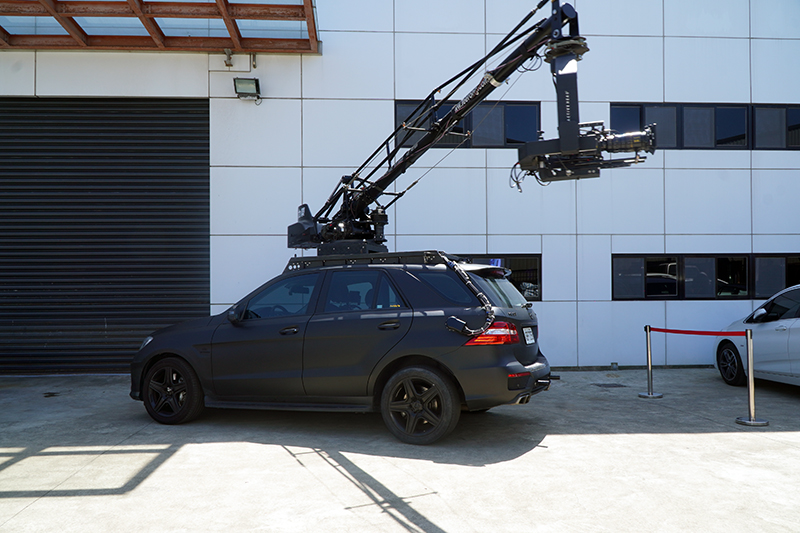 台灣設備最齊全的專業輔助器材廠商力榮影業,將支援千萬級高速跟拍設備與車輛。