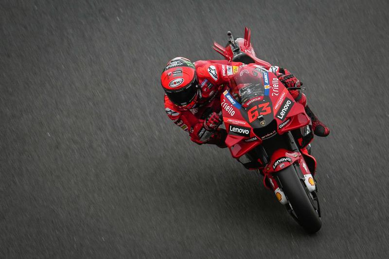 Bagnaia在最後一圈積極追趕時不甚轉倒。