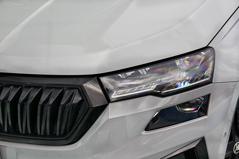 小改Karoq配備Matrix LED智慧複眼頭燈。