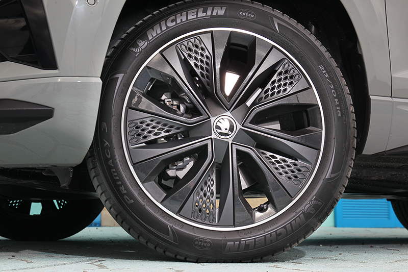 Sportline車型配備18吋黑化空氣力學輪圈。