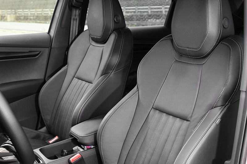 配備雙前座電動調整座椅。