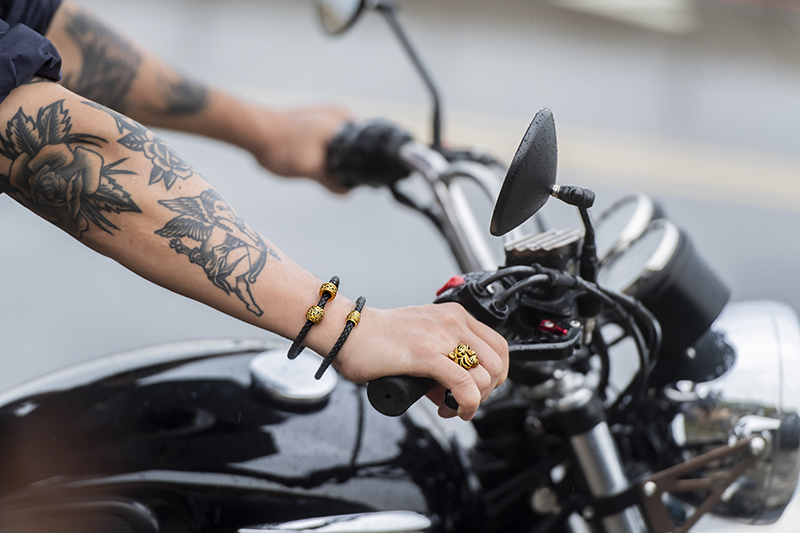 具俊曄配戴點睛品Charme酷黑系列999黃金串飾以及超吸睛點睛品生生有禮999黃金戒指。(圖:品牌提供)