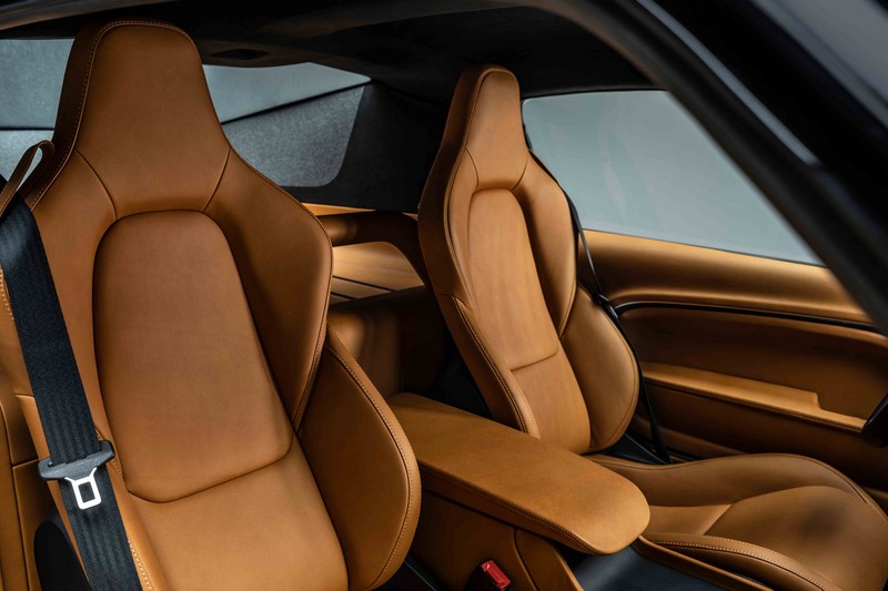 車主可自行選擇座椅材質與顏色。