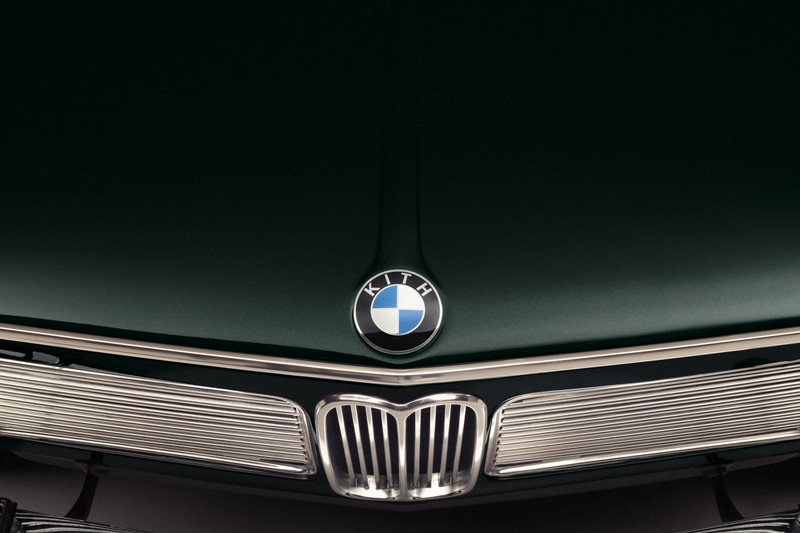 銘牌與座艙也有Kith字樣與焦糖配色。