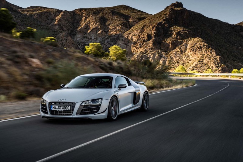 R8 V10 GT RWD 0~100km/h加速3.4秒、0~200km/h 10.1秒、極速320km/h。