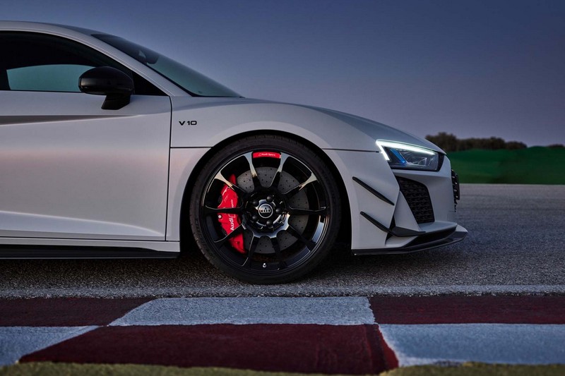 配備20吋Michelin Sport Cup 2輪胎、陶瓷煞車碟盤。