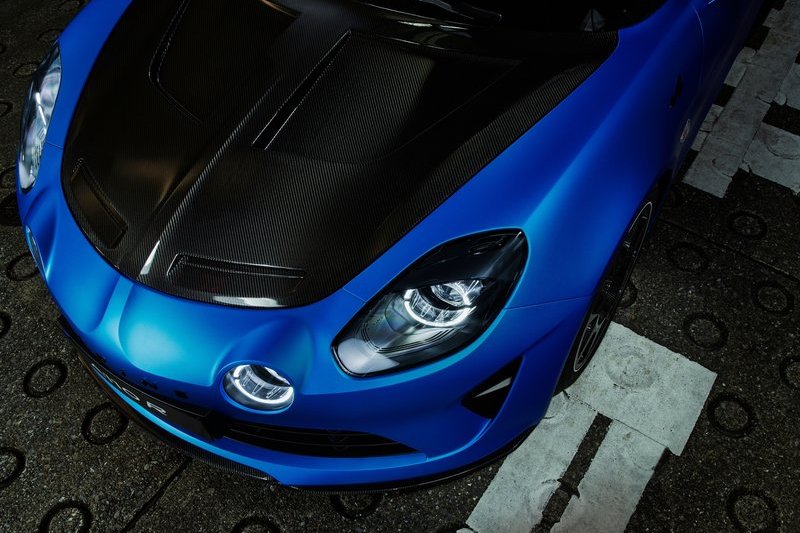 碳纖維引擎蓋與空力套件等部品，讓A110 R車身重量較A110 S減輕34公斤。