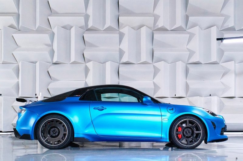 A110 R配備可再降低10mm的懸吊系統及Michelin Pilot Sport Cup 2輪胎。