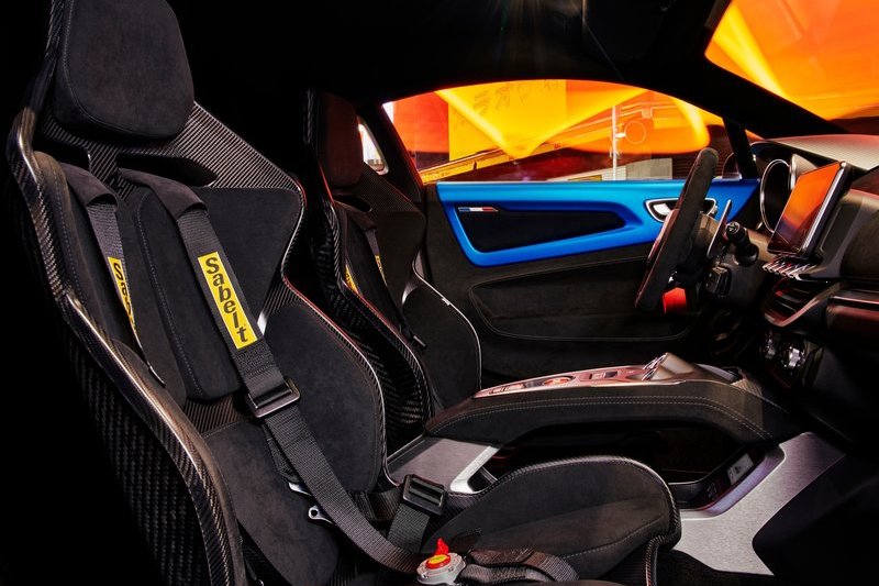 賽車桶椅除能減輕重量，對於操駕時的包覆性也有明顯助益。