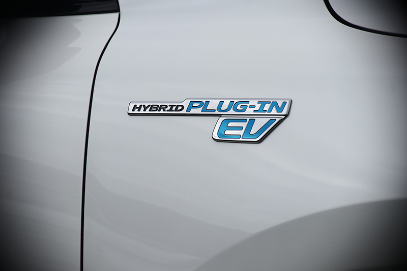 車側葉子鈑斗大的銘牌,闡明PHEV的身份。