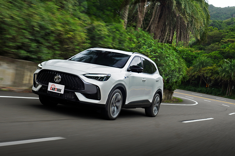 MG HS PHEV其實相當夠力,特別是靜止起步時那種電動馬達專屬的推送勁力每每令人喜出望外。