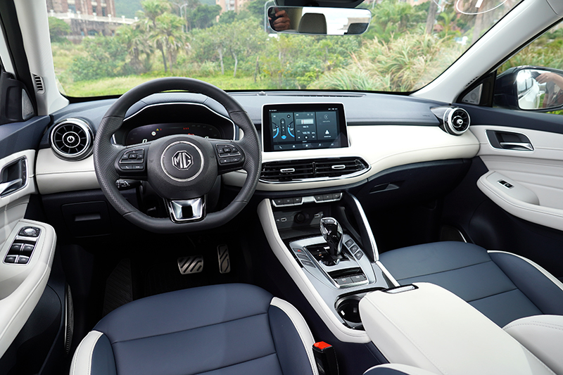 PHEV版本可選擇「冰峰白」內裝,以搶眼的灰白與海軍藍配色呈現。