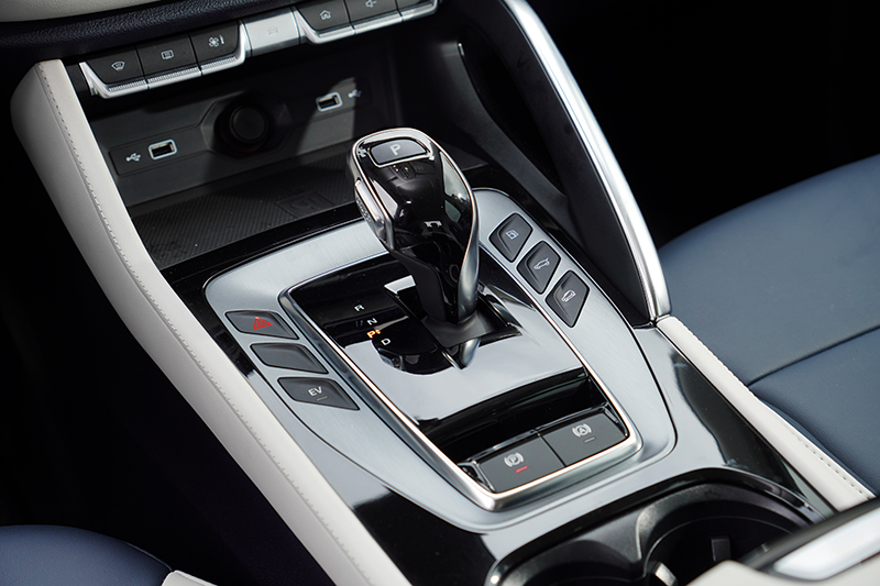 MG HS PHEV的變速箱形式相當特別,內燃機部分具備六速自排,馬達部分則具備四速檔位。