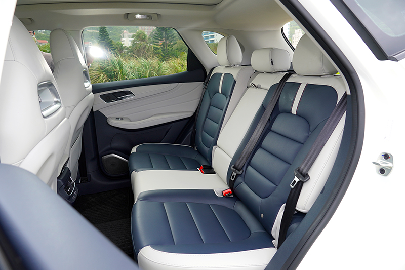 座艙空間相當寬敞開闊,後座椅背也能調整至相當舒適的角度。