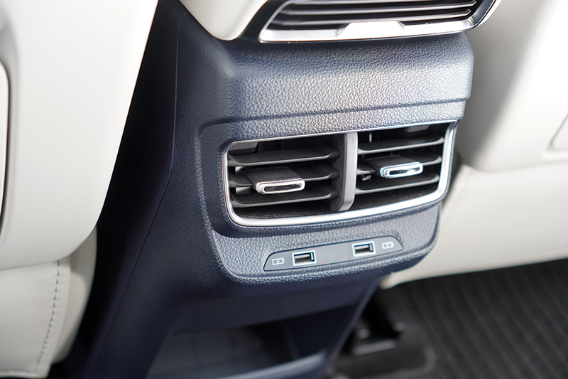 後座出風口外加USB插座,上方還有PM 2.5空氣清淨機制。