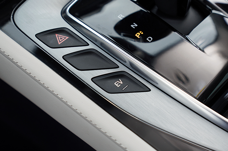 若以EV模式,滿電狀態下具備72km純電行駛里程(NEDC數據)。