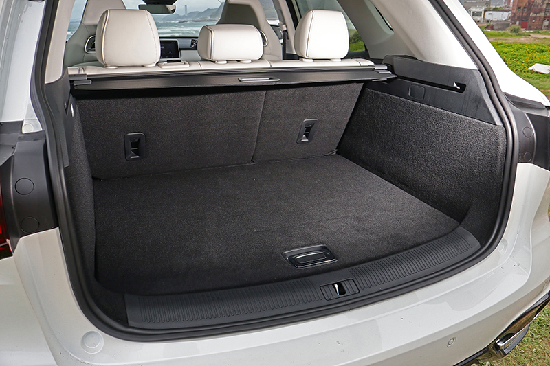 行李廂一般狀態下擁有463升容積,當後座椅背放倒則可拓展至1,287升。