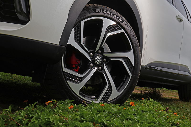 PHEV版本才有的235/45 R19大尺碼胎圈組,襯得外型更加俐落帥氣。