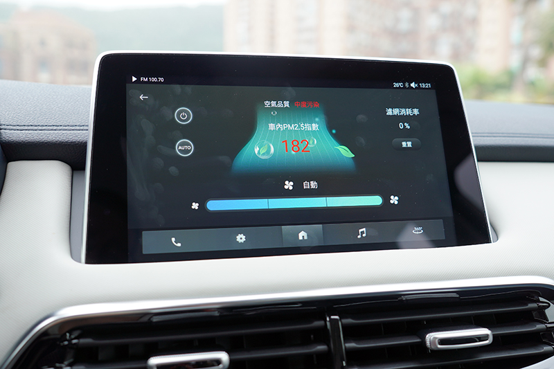 中控台上方為10.1吋觸控螢幕,圖示為PHEV車型配置的PM 2.5空氣清淨系統。
