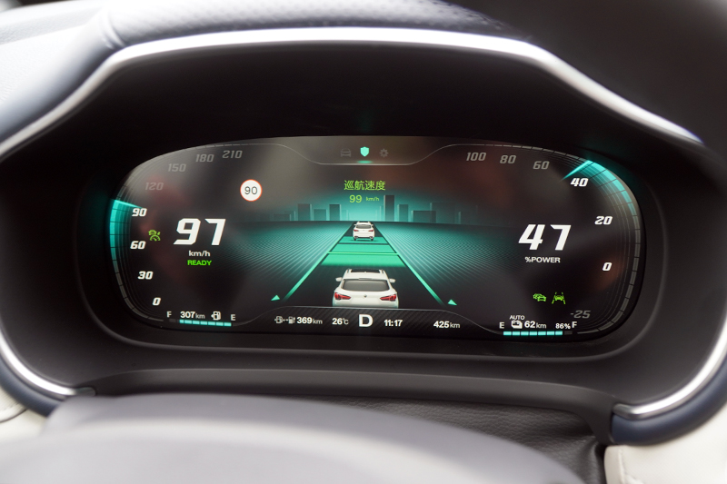 12.3吋數位儀錶解析度清晰,同時得以顯示油電輸出與回充狀態及各項資訊。