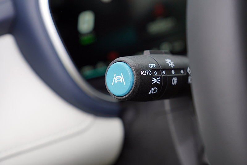 MG HS PHEV具備全速域ACC、自動緊急煞車輔助與可於標線不明時跟隨前車的車道維持等Level 2主動駕駛輔助系統。