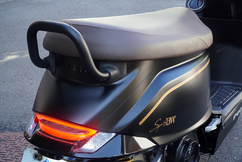 740mm 低坐高與防滑適意後扶手搭配寬體沙發座墊,都給予騎乘者良好的騎乘舒適性。