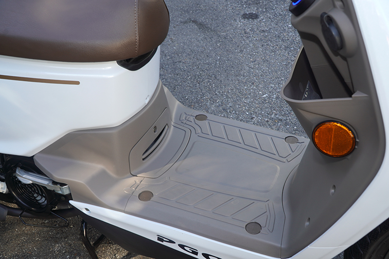 305mm 寬敞置腳空間可放入一只標準登機箱。