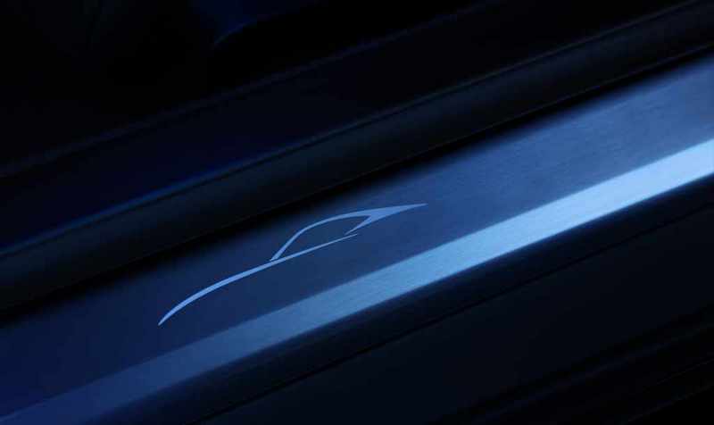 儀表平台與門檻踏板附有F-Type輪廓圖案。