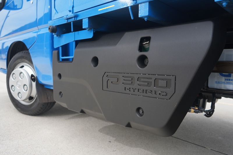 車側左下方可明顯看到一組標有” P350 Hybrid”的黑色塑料面板