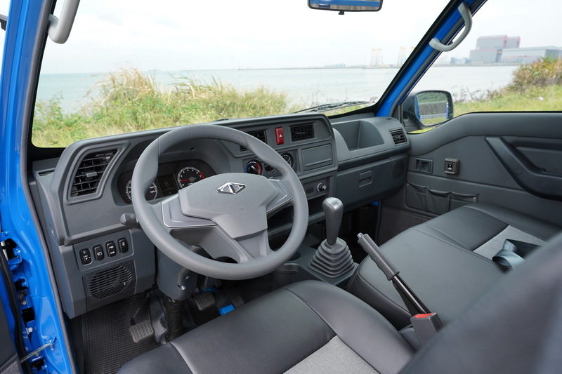 車艙部分就是全然的商用導向,除了基本的儀表、空調、音響面板之外並沒有過多的舒適配備