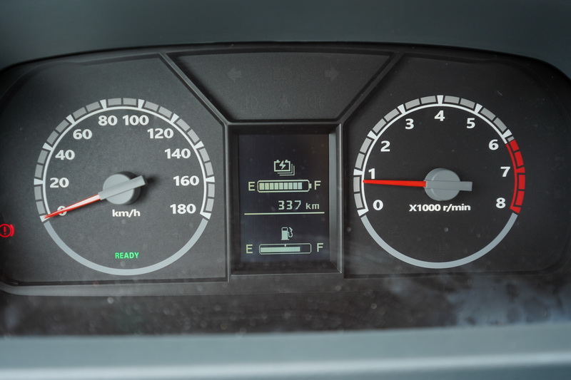 駕駛儀表中央的資訊顯示幕可提供的訊息相當豐富