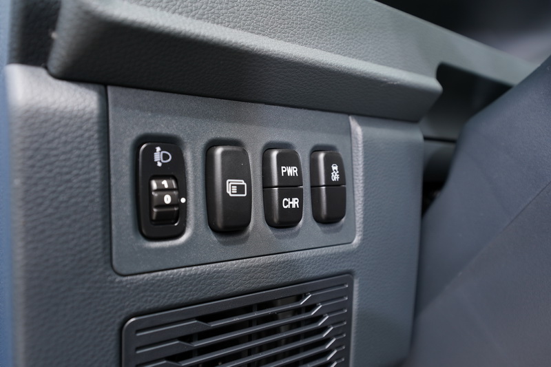 透過資訊幕切換按鍵可顯示油電系統的電池電量、馬達輸出狀態、水溫、行駛里程、速限警示等資訊