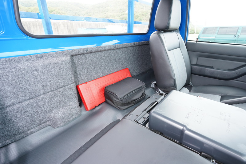 椅背後方的窄小畸零空間則用於置放補胎工具包及三腳架之用