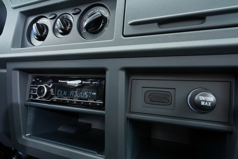 音響藍芽連線功能、USB插座、雙電動窗、動力方向盤、大燈高度調整這些現代化功能也可在該車得見