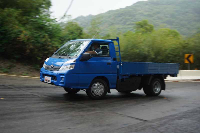 爬坡狀態下確實能感受到低轉扭力相當充沛,並不須刻意以低檔位高轉狀態行駛